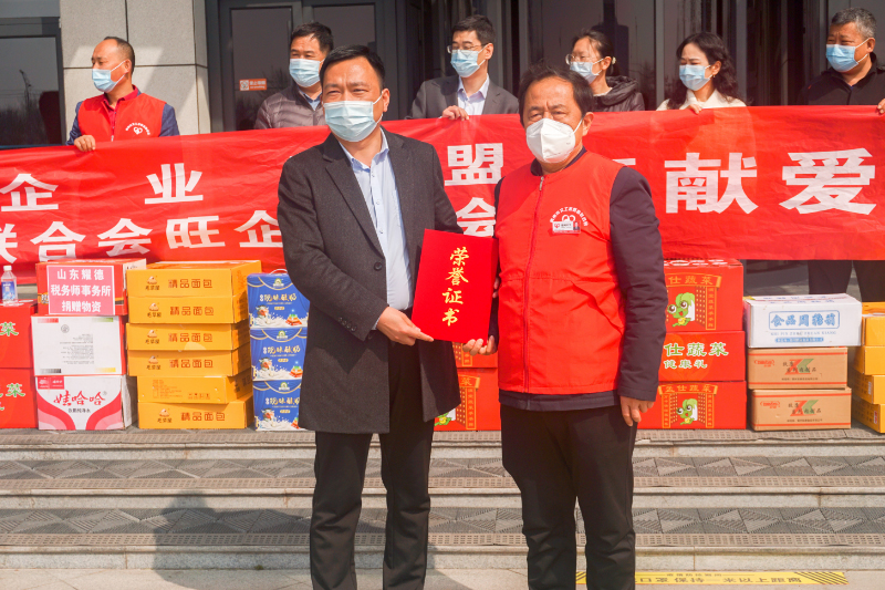 为社区捐赠抗疫物资