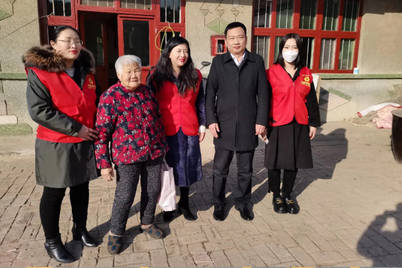到黄河涯镇慰问贫困户和孤寡老人